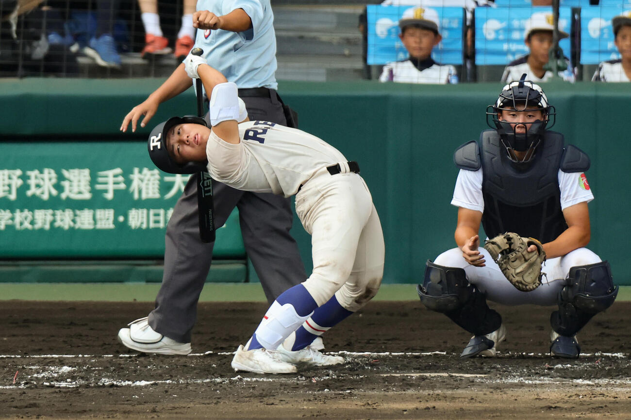 履正社－享栄　二回表履正社2死二塁、打席に入り大きく背中を反る三木