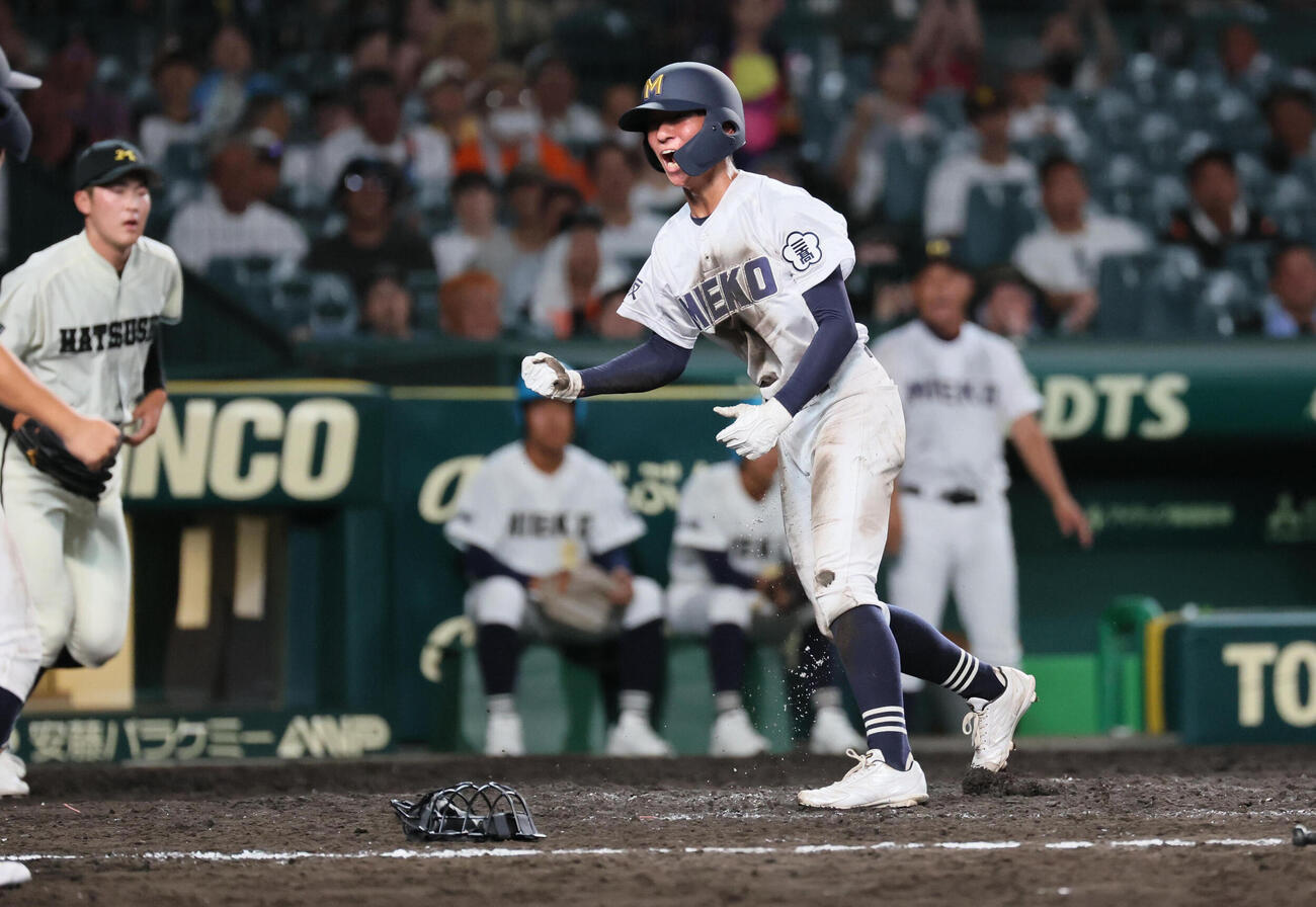 松商学園対三重　5回裏三重無死二塁、水野央清は前野元佑の適時二塁打で生還しガッツポーズ（撮影・宮崎幸一）