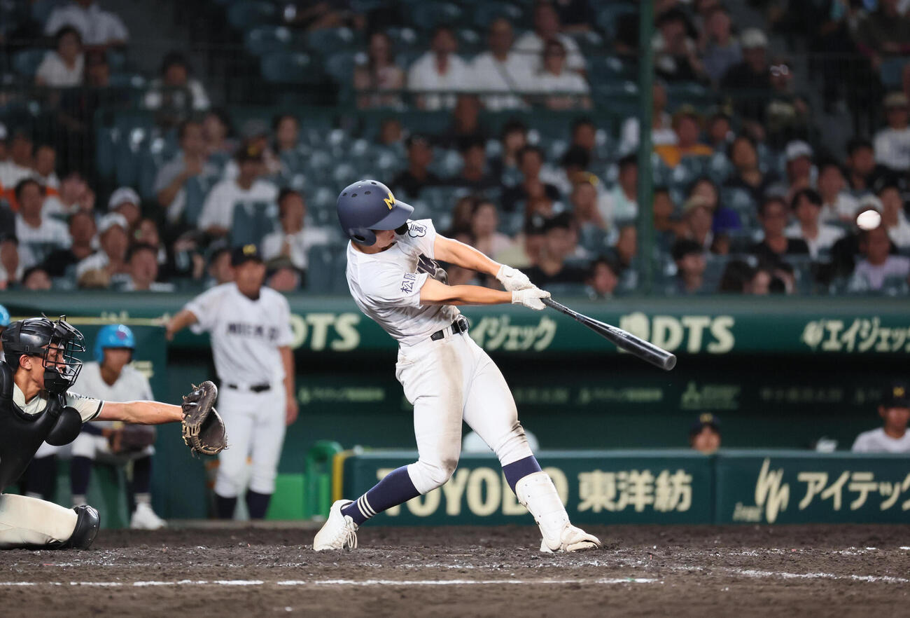 松商学園対三重　5回裏三重1死一、三塁、立松宗馬は犠飛を放つ（撮影・宮崎幸一）