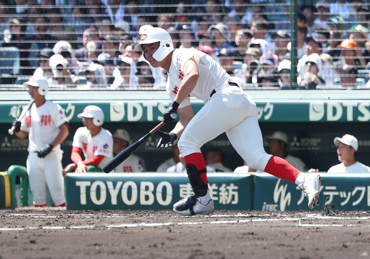 智弁和歌山対社　2回表智弁和歌山無死三塁、二ゴロを放つ松本虎太郎（撮影・河田真司）