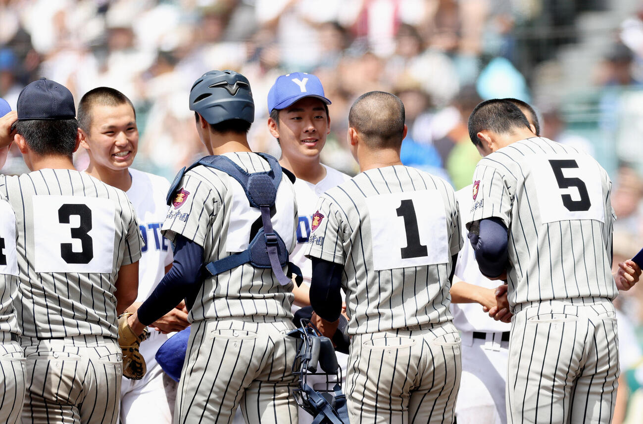 敦賀気比対横手　試合後、敦賀気比・鶴田啓人（手前中央）と握手を交わす横手・佐藤宙斗（撮影・河田真司）