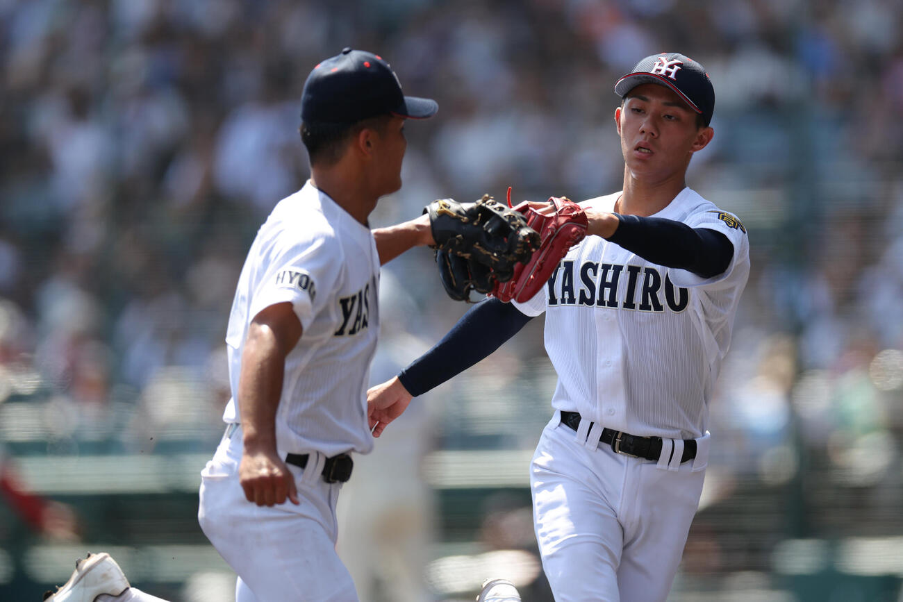 智弁和歌山対社　5回表を抑える社・岩井秀耶（右）（撮影・河田真司）