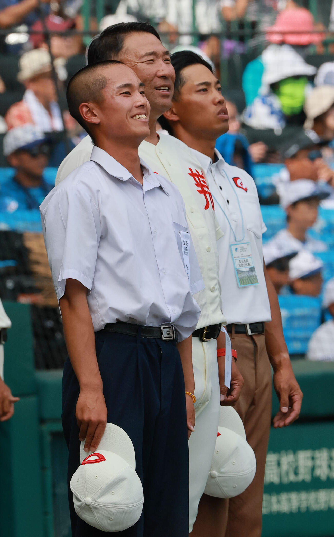 智弁和歌山対社　社に勝利し、校歌斉唱する智弁和歌山の坂本憲信記録員（手前）。中央は中谷仁監督、右は塩健一郎部長（撮影・上山淳一）