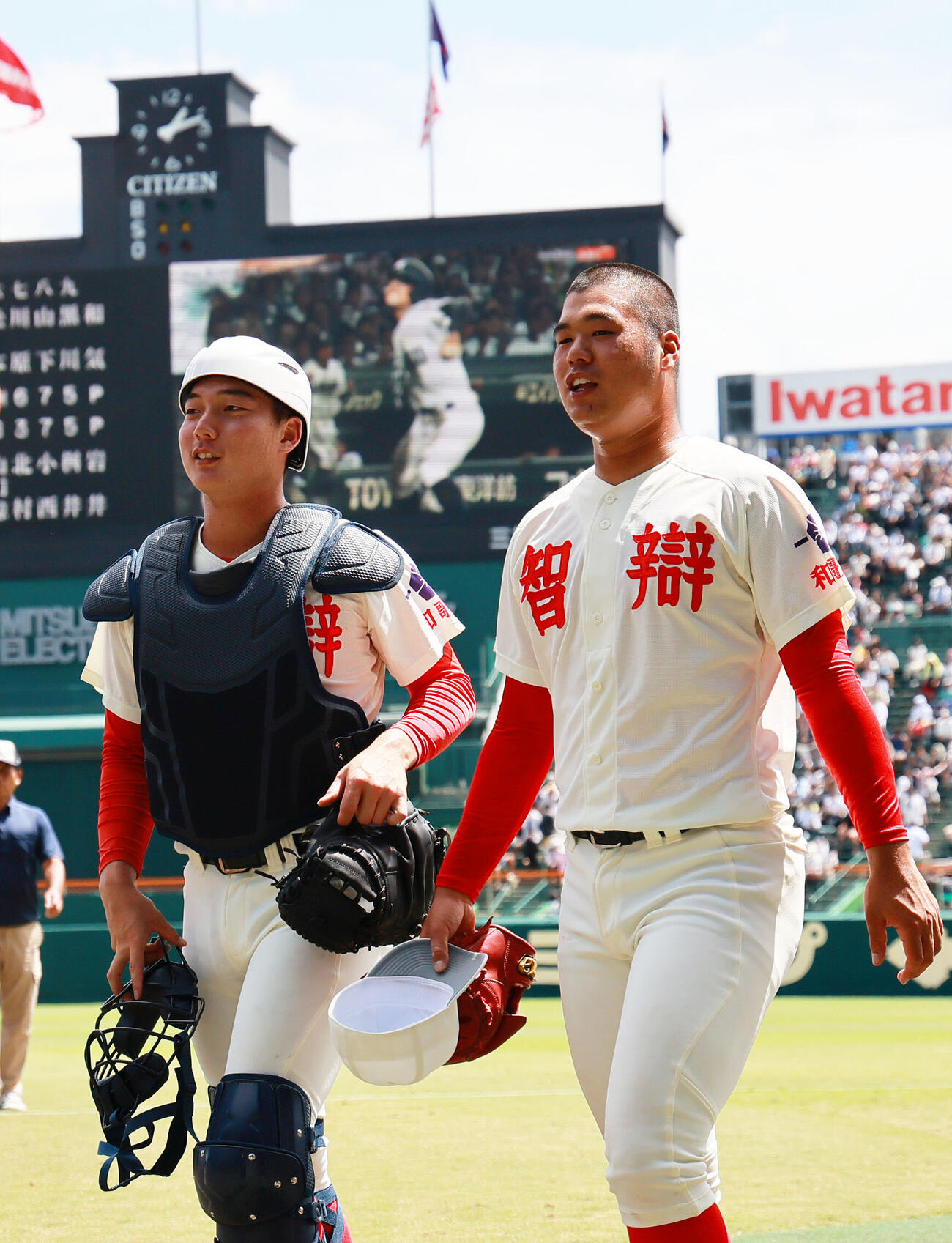 智弁和歌山対社　試合を前に話しながら移動する智弁和歌山の捕手山田凜虎（左）とエース和気匠太（撮影・上山淳一）