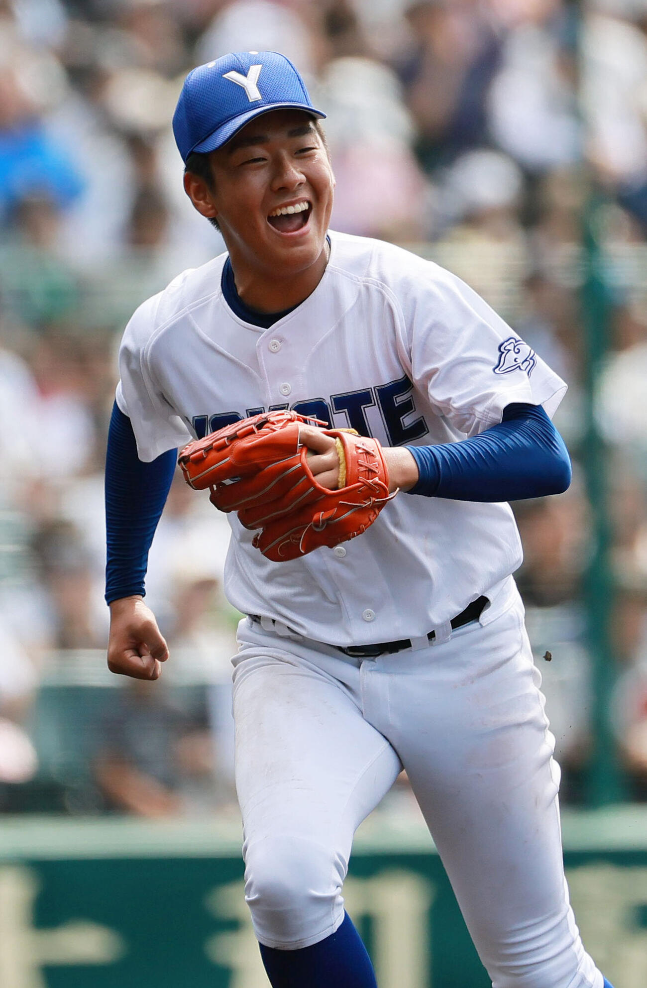 敦賀気比対横手　7回を投げ終えベンチに引き揚げる横手エース佐藤宙斗（撮影・上山淳一）