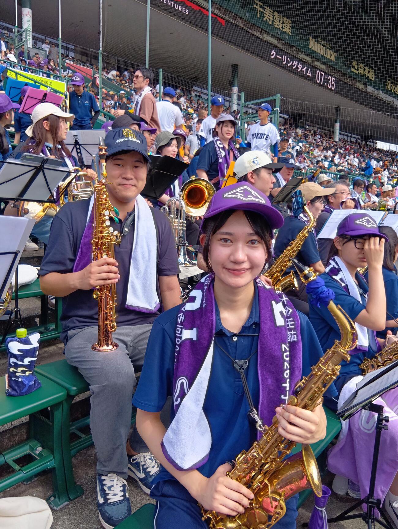 全国高校野球選手権　横手のアルプススタンドでアルトサックスを奏でる吹奏楽部の金咲里部長（右）とソプラノサックス担当のOB金子雄輝さん