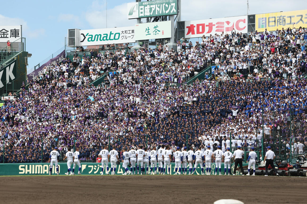 敦賀気比対横手　敦賀気比に敗れ、あいさつに向かう選手たちに声援を送る横手の大応援団（撮影・河田真司）