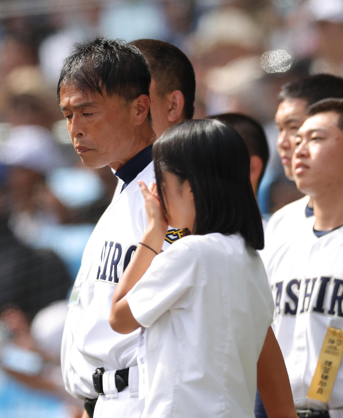 智弁和歌山対社　智弁和歌山に敗れ整列する社・山本巧監督（撮影・河田真司）