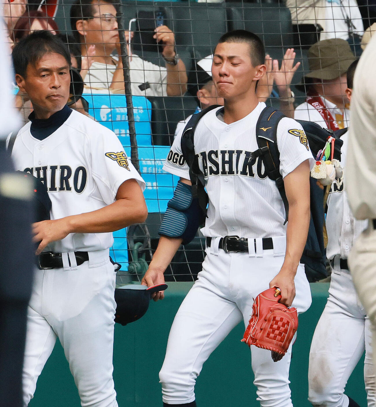 智弁和歌山対社　智弁和歌山に敗れ甲子園球場を去る社の山本巧監督（左）とエース岩井秀耶（撮影・上山淳一）