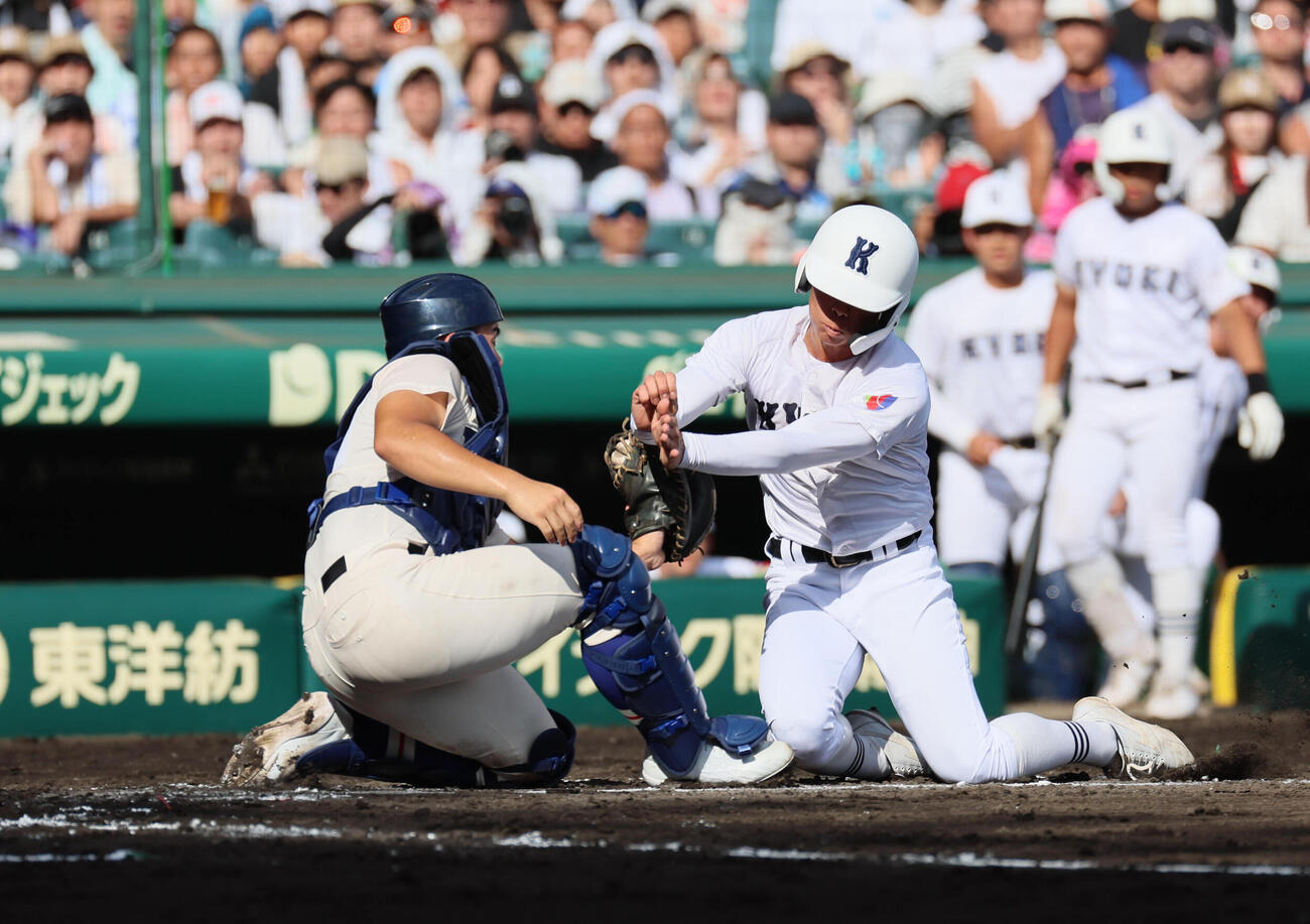 履正社対享栄　1回裏享栄2死一、二塁、森迫煌斗は永谷陽翔の打球で生還を狙うがタッチアウト。捕手は三木大亮（撮影・宮崎幸一）