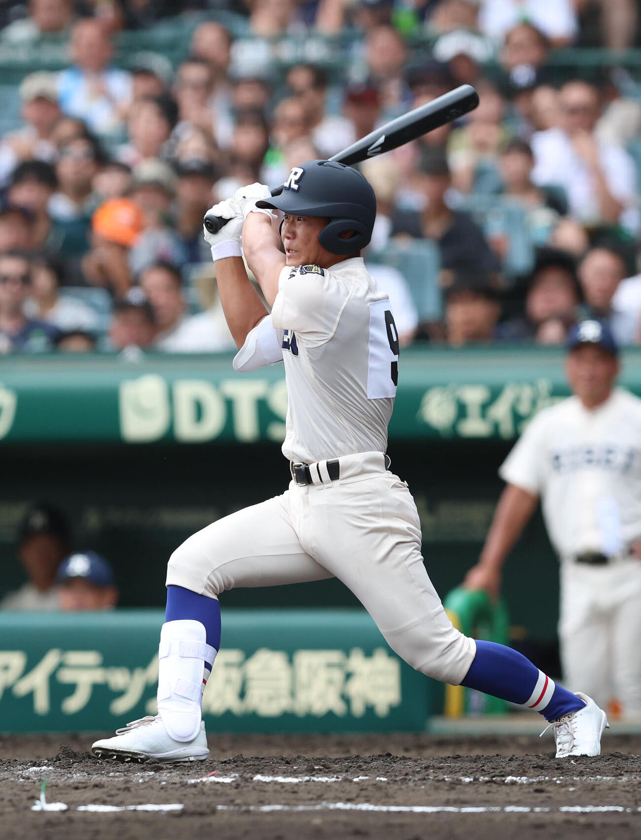 履正社対享栄　4回表履正社2死三塁、高津冬真は中越え適時三塁打を放つ（撮影・白石智彦）