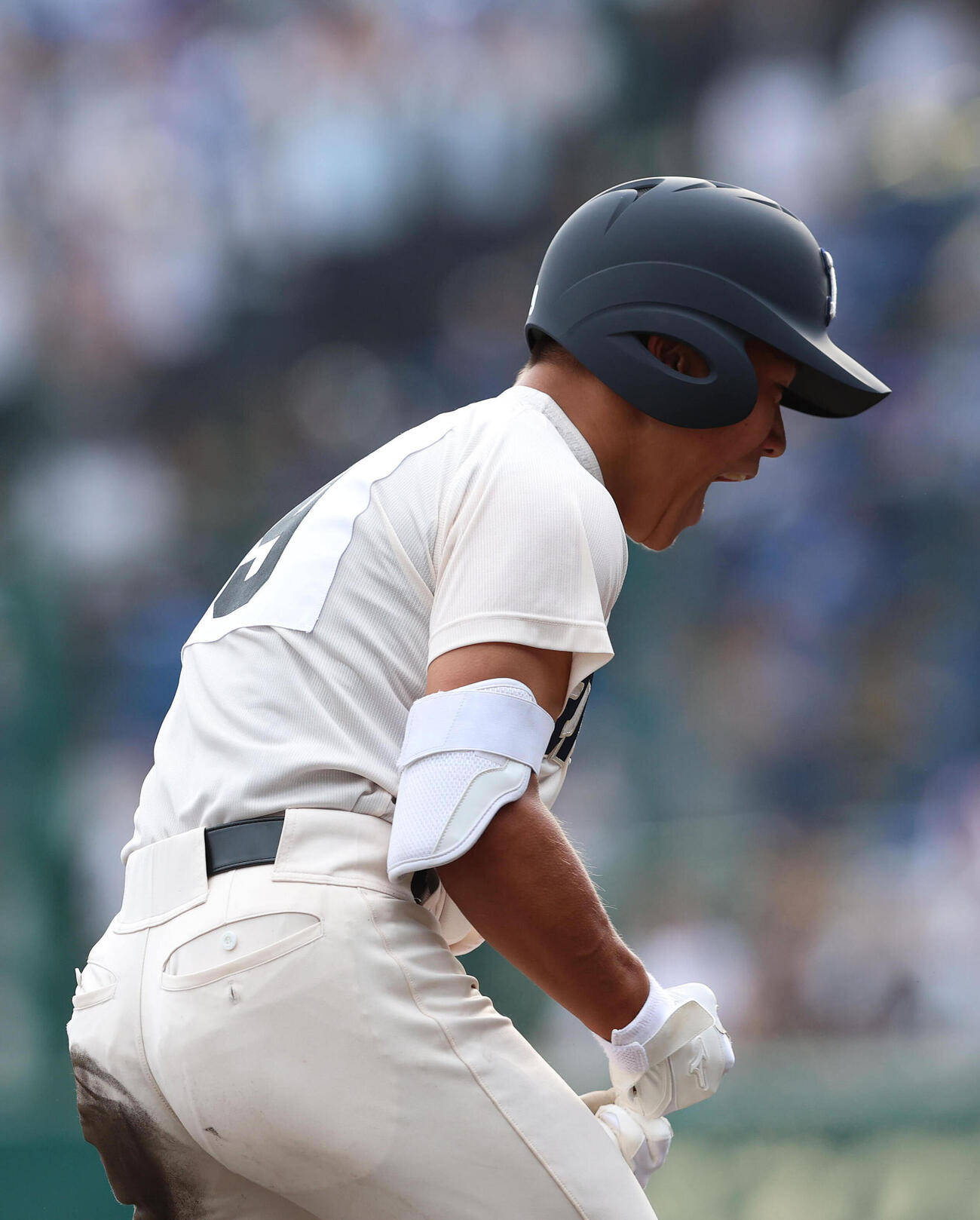 履正社対享栄　4回表履正社2死三塁、高津冬真は中越え適時三塁打を放ち雄叫びを上げる（撮影・白石智彦）
