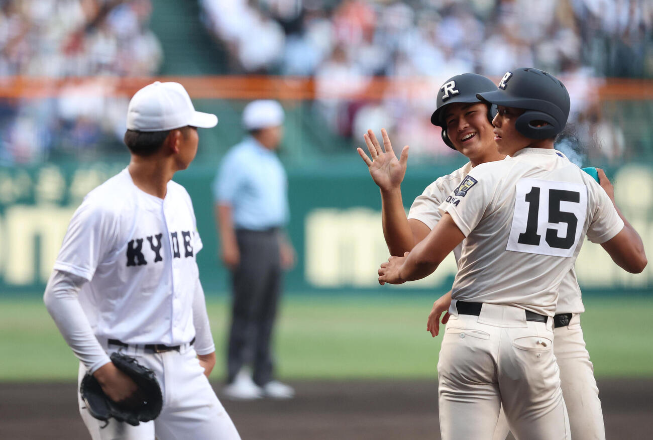 履正社対享栄　9回表の享栄・坂本亮太の死球の謝罪を笑顔で手を振り応える履正社・辻竜乃介（中央）（撮影・白石智彦）
