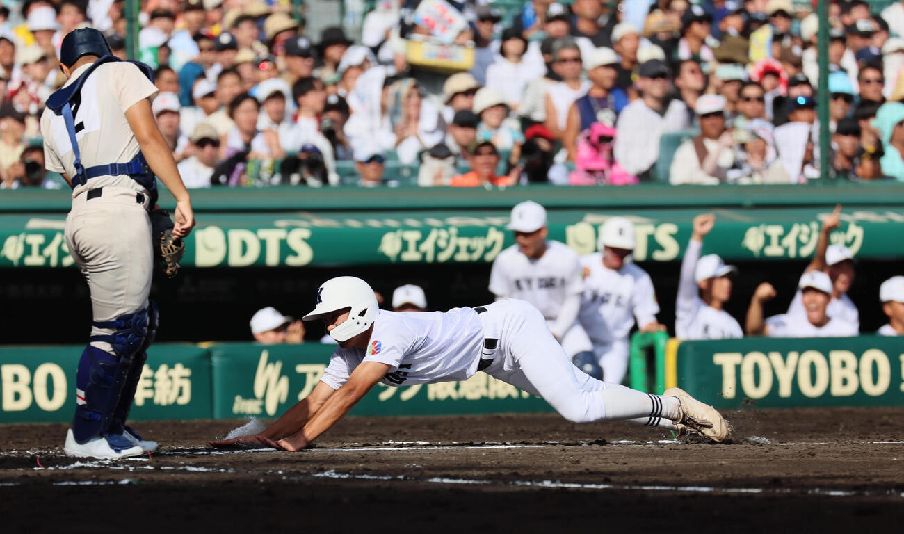 履正社対享栄　1回裏享栄2死一、二塁、早川来輝は大森皓太の先制適時打で生還する（撮影・宮崎幸一）
