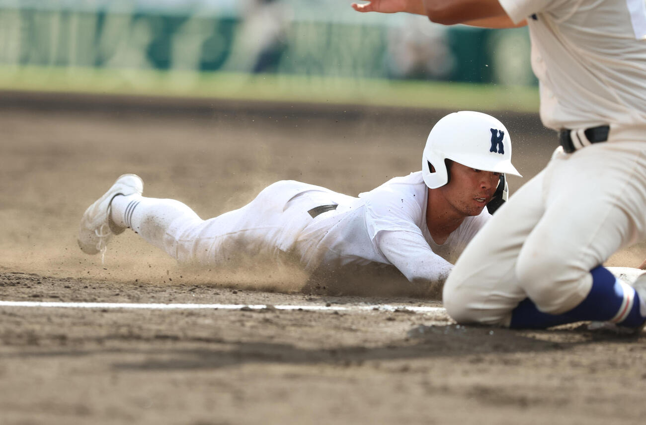 履正社対享栄　3回裏享栄1死一塁、大森皓太の右前打で三塁にヘッドスライディングする一走森迫煌斗（撮影・白石智彦）
