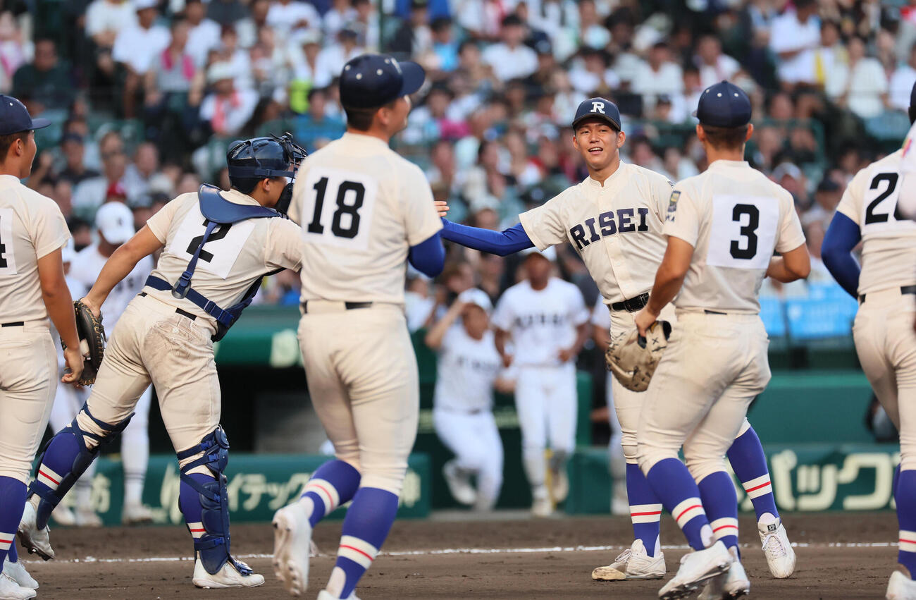 履正社対享栄　履正社・木村颯（右）は167球の力投で完投勝利を挙げてタッチする（撮影・宮崎幸一）
