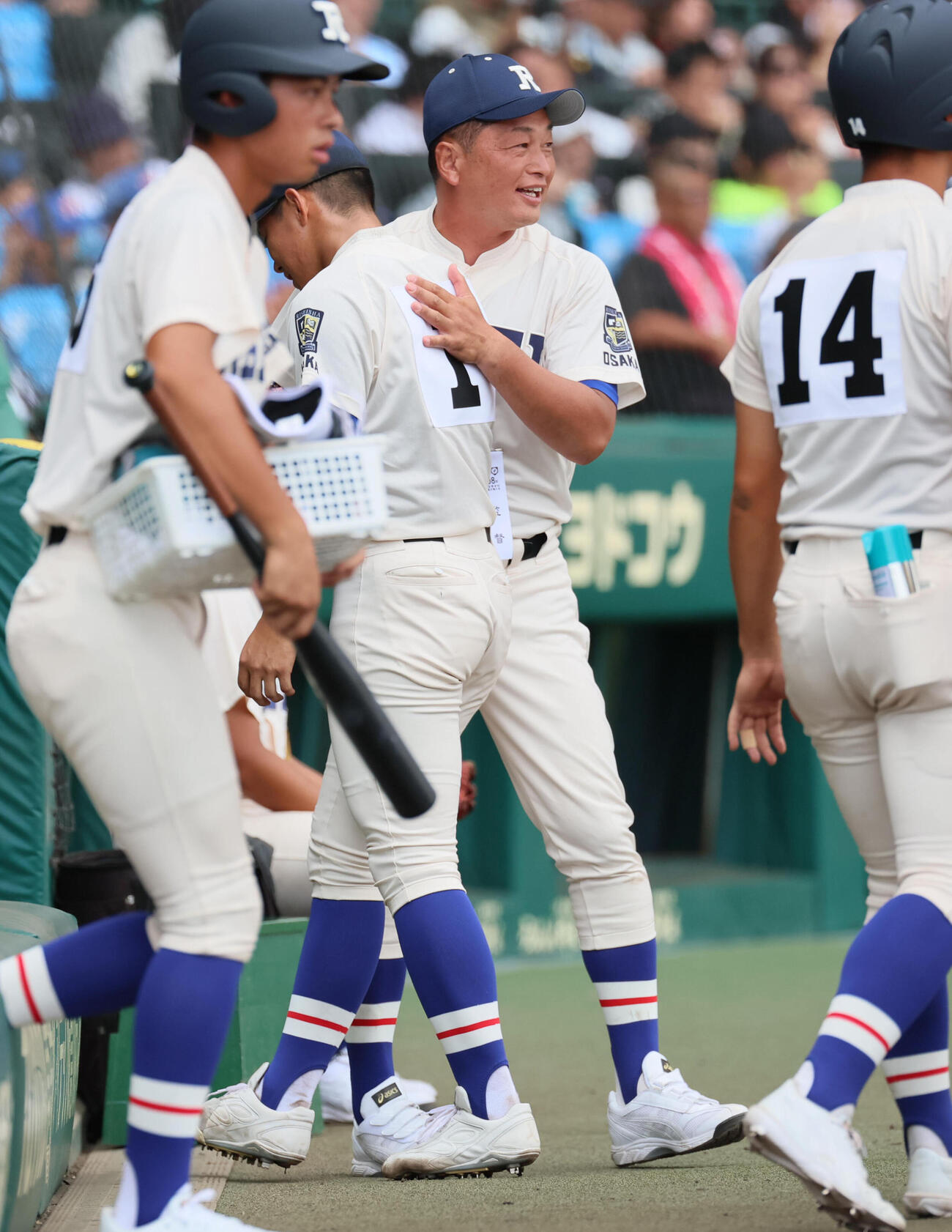 履正社対享栄　3回裏享栄攻撃終了、無失点に抑えた履正社・木村颯を迎える多田晃監督（撮影・宮崎幸一）