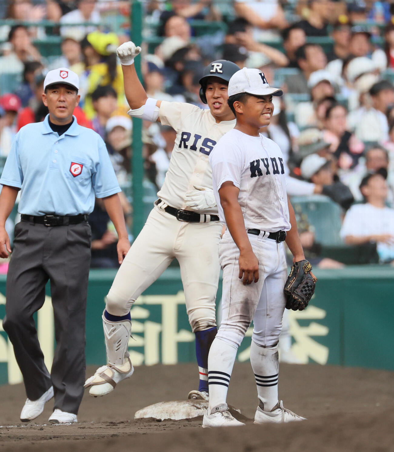 履正社対享栄　8回表履正社2死二、三塁、北西華一は2点適時三塁打を放ちガッツポーズ（撮影・宮崎幸一）
