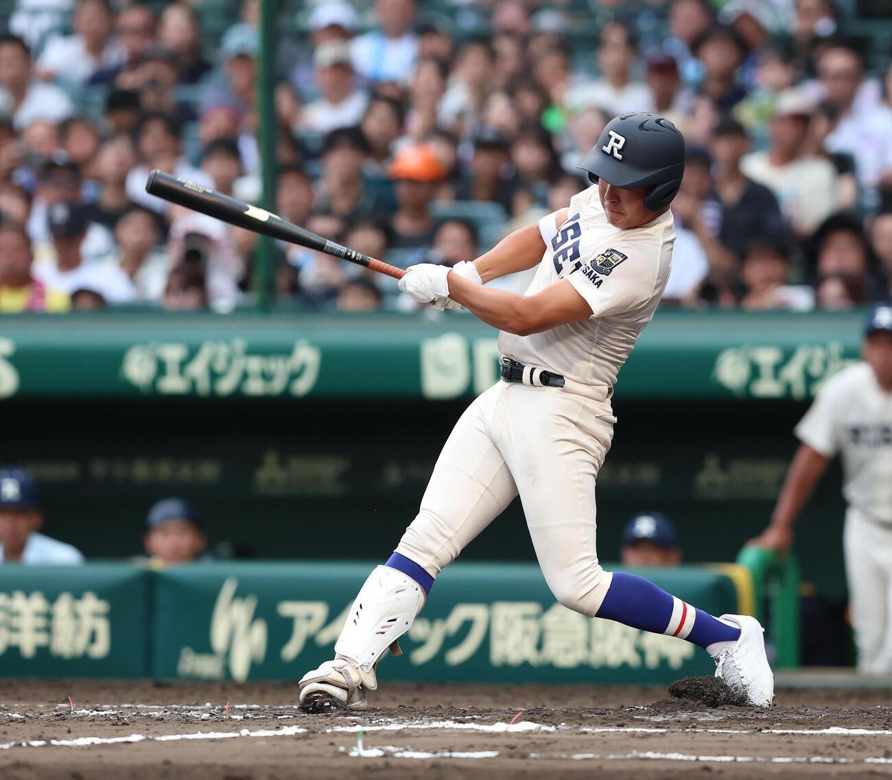 履正社対享栄　8回表履正社2死一、二塁、北西華一は右越え2点適時三塁打を放つ（撮影・白石智彦）