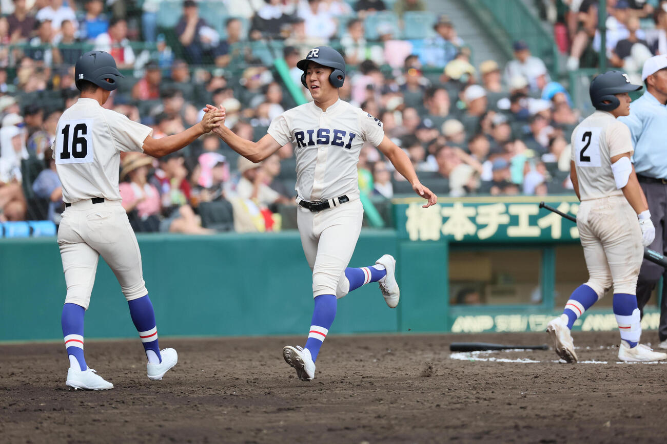 履正社対享栄　4回表履正社2死二塁、北西華一は高津冬真の勝ち越し適時三塁打で生還する（撮影・宮崎幸一）