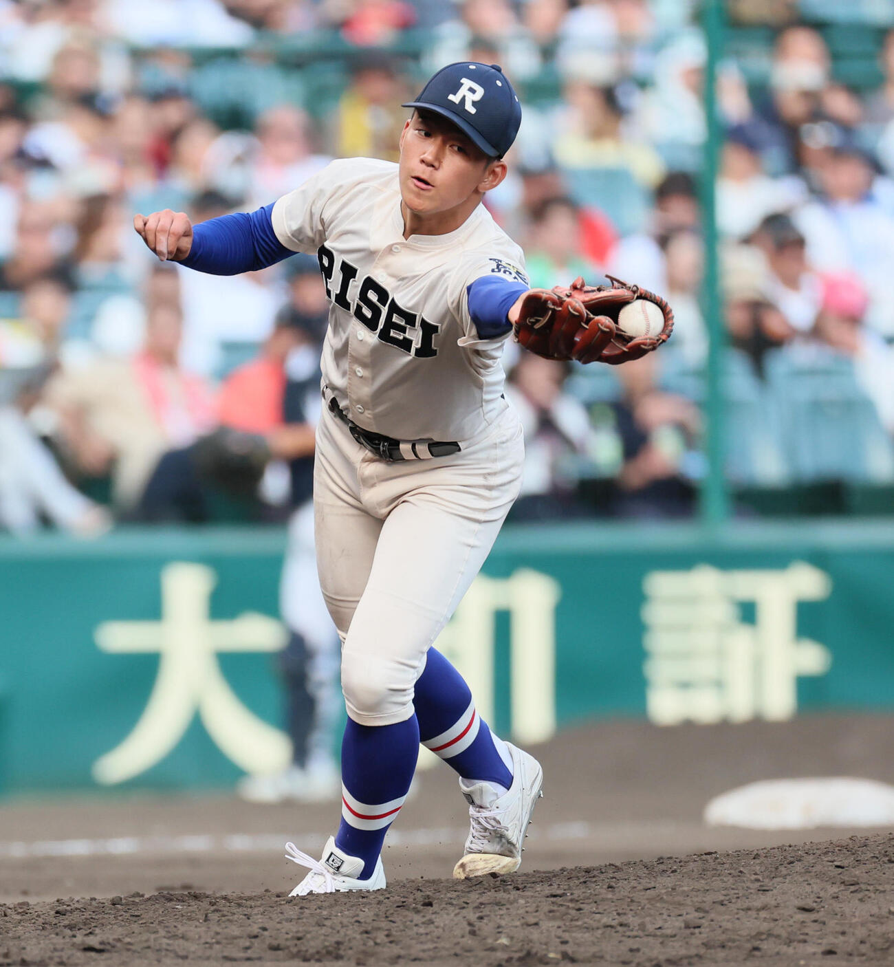 履正社対享栄　7回裏享栄1死、木村颯は森迫煌斗を投ゴロに仕留める（撮影・宮崎幸一）