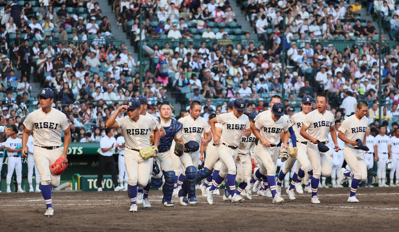 履正社対享栄　勝利しあいさつに駆け出す履正社ナイン（撮影・宮崎幸一）