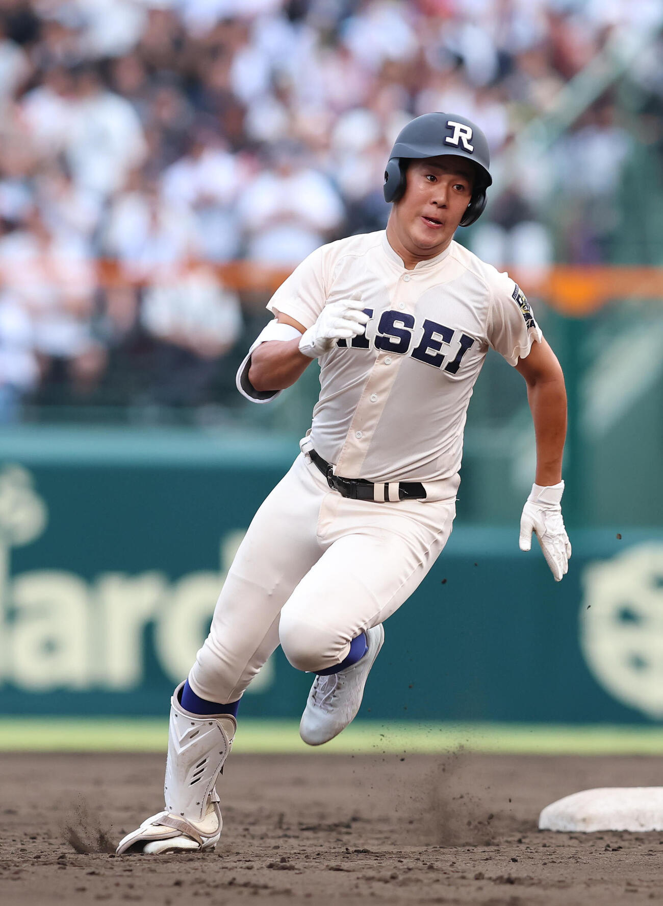 履正社対享栄　8回表履正社2死一、二塁、北西華一は右越え2点適時三塁打を放ち全力疾走する（撮影・白石智彦）