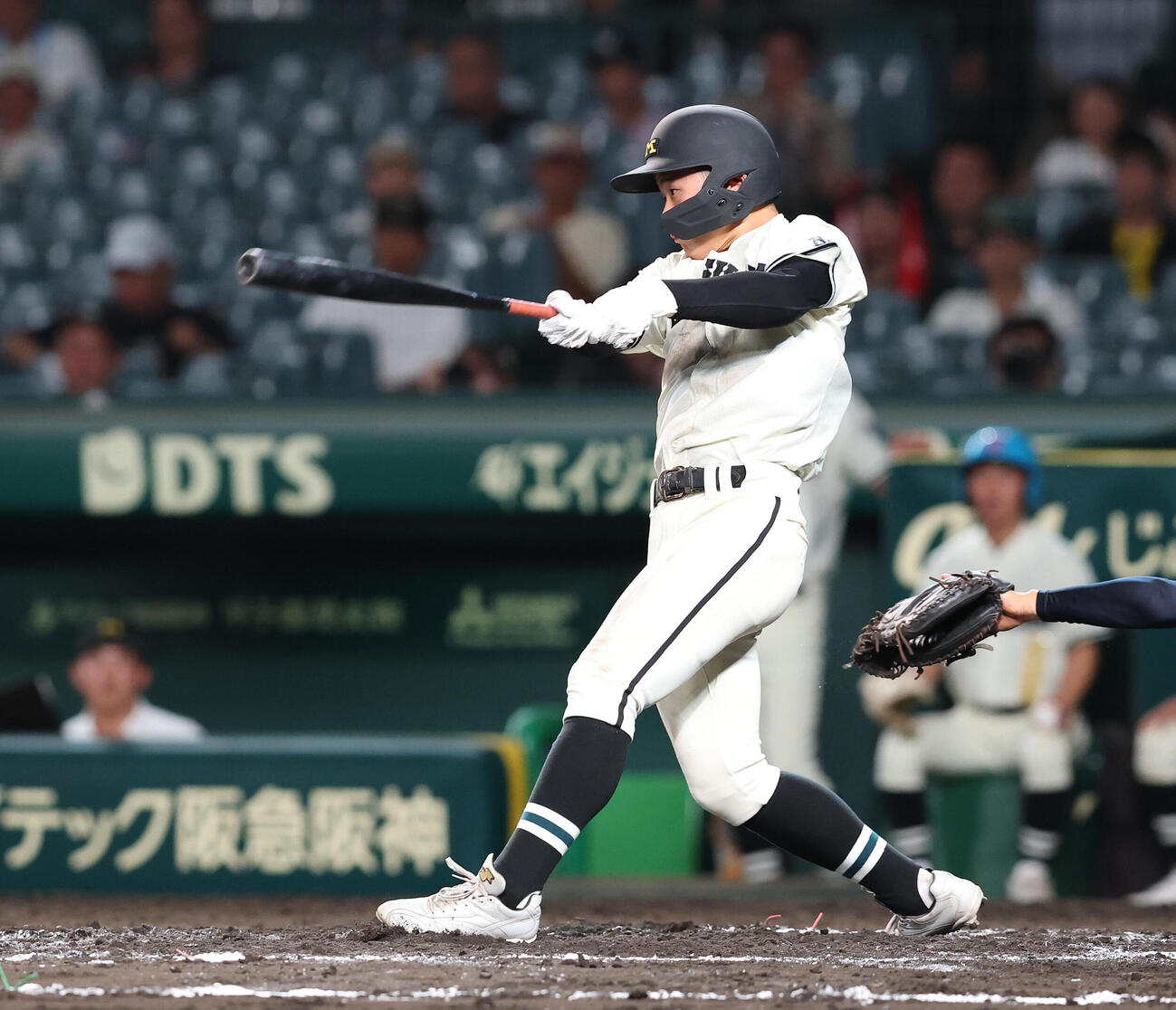松商学園対三重　8回表松商学園2死三塁、清水陽真は右越え適時三塁打を放つ（撮影・白石智彦）