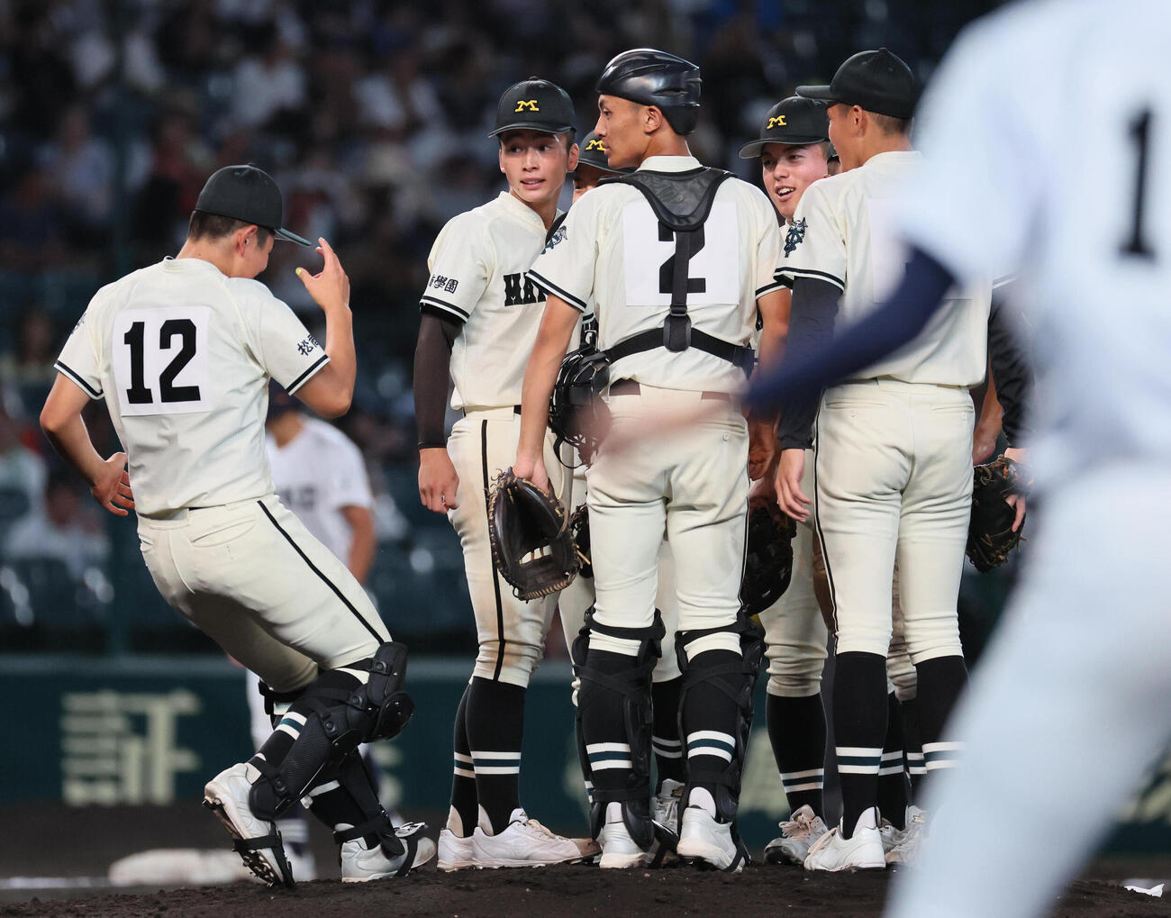 松商学園対三重　1回裏三重1死一、三塁、竹内篤希（中央）は福田篤史に先制適時打を浴び、激励を受ける（撮影・宮崎幸一）