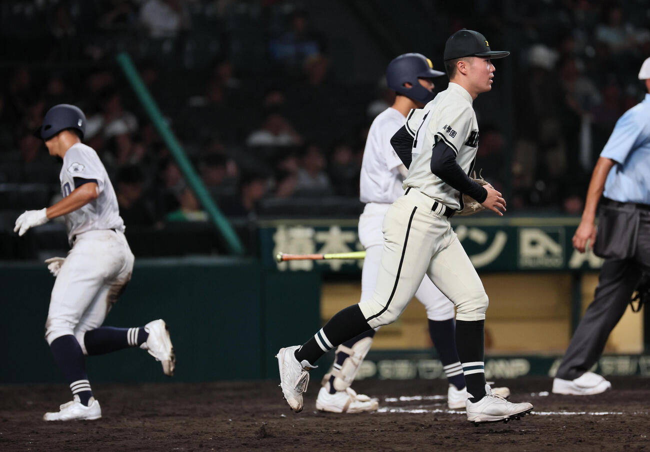 松商学園対三重　5回裏三重1死一、三塁、黒岩柊斗は立松宗馬に犠飛を浴びる（撮影・宮崎幸一）