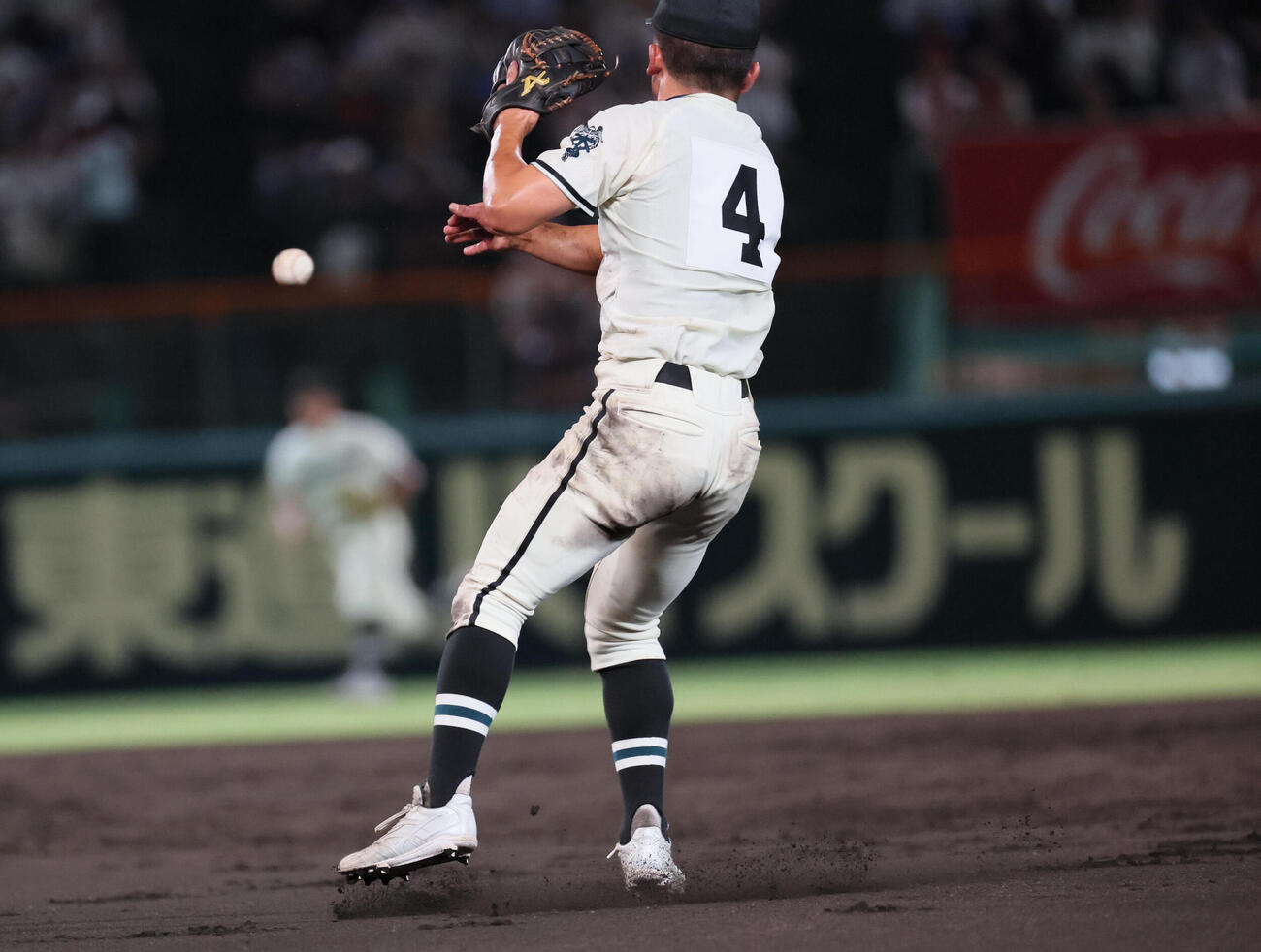 松商学園対三重　3回裏三重1死一、三塁、久保田悟は福田篤史の二塁ゴロを二塁に悪送球する（撮影・宮崎幸一）