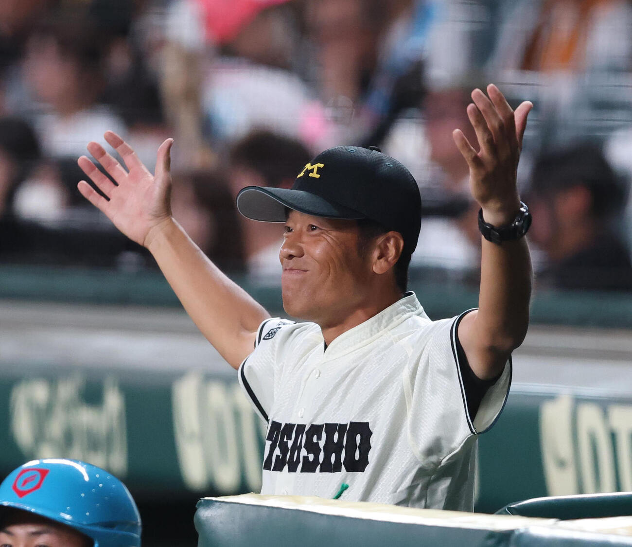 松商学園対三重　両手を広げ選手に指示を出す松商学園・松宗勝監督（撮影・白石智彦）