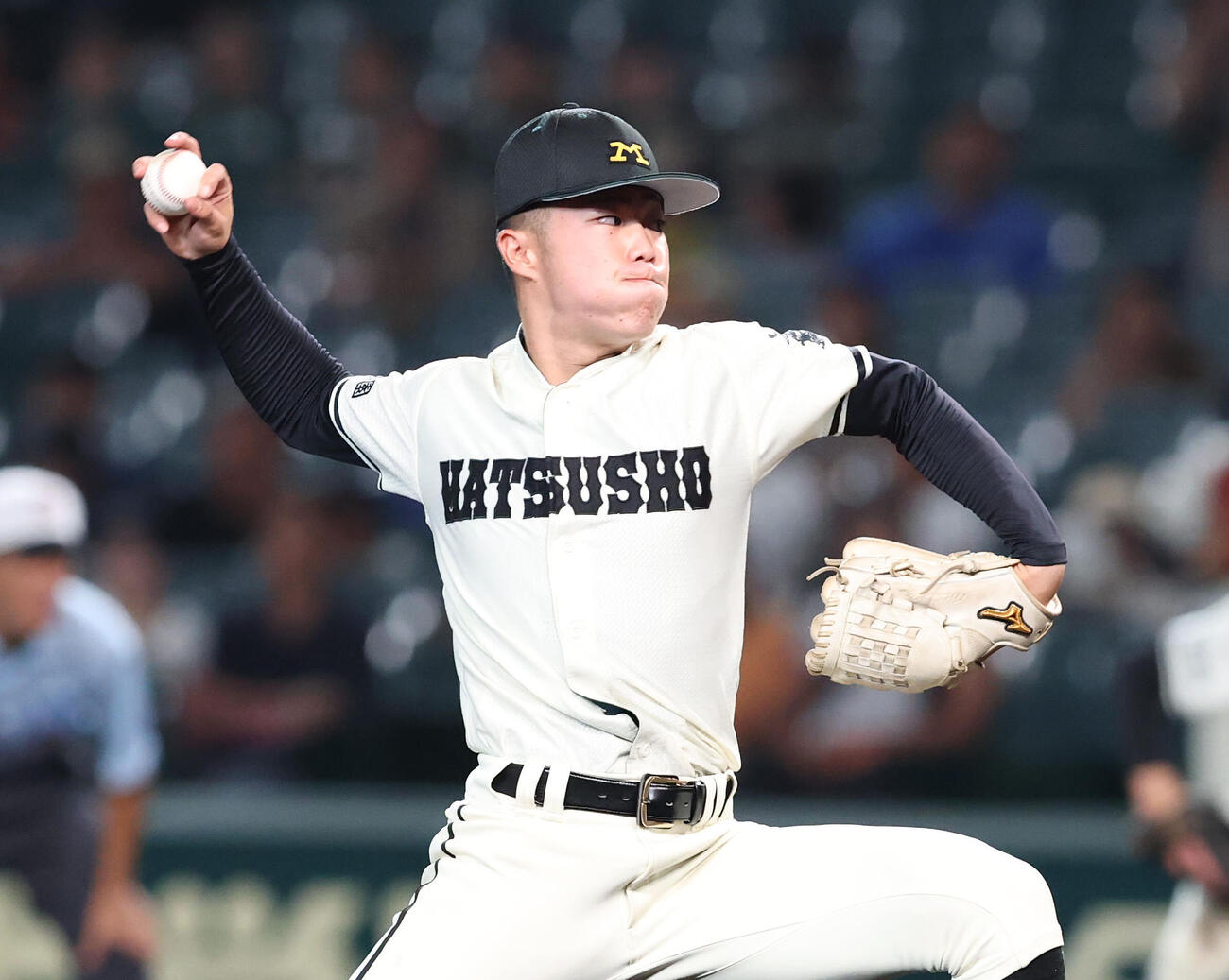 松商学園対三重　三重戦に3番手で力投する松商学園・黒岩柊斗（撮影・白石智彦）