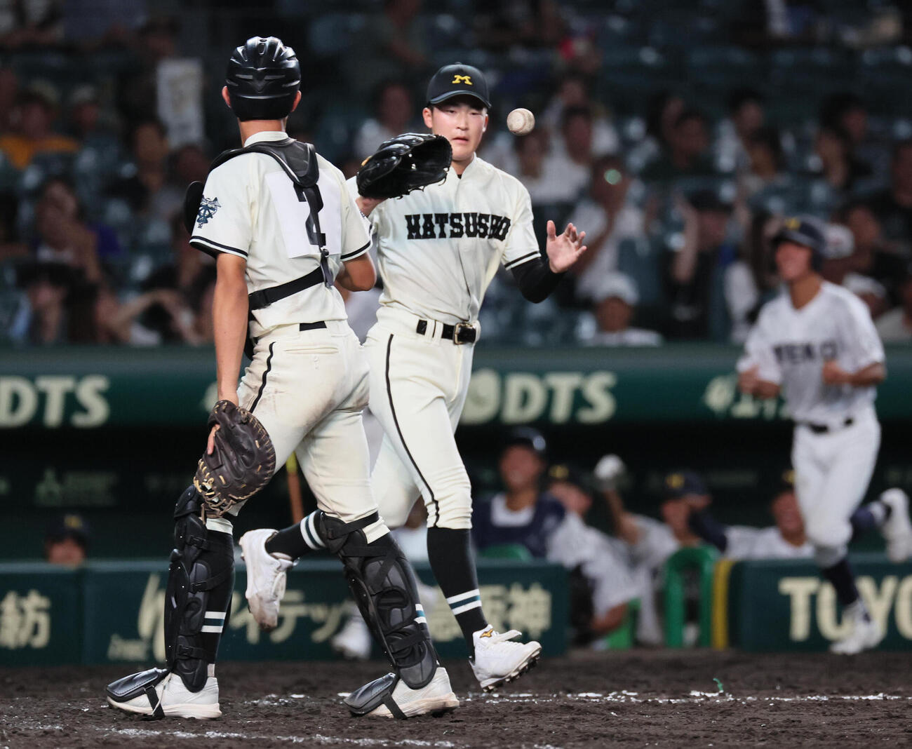 松商学園対三重　5回裏三重無死二塁、佐藤大牙は前野元佑に適時二塁打を浴びる（撮影・宮崎幸一）