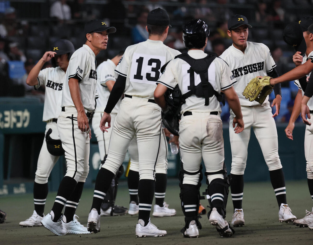 松商学園対三重　ナインを激励する松商学園・松宗勝監督（撮影・宮崎幸一）