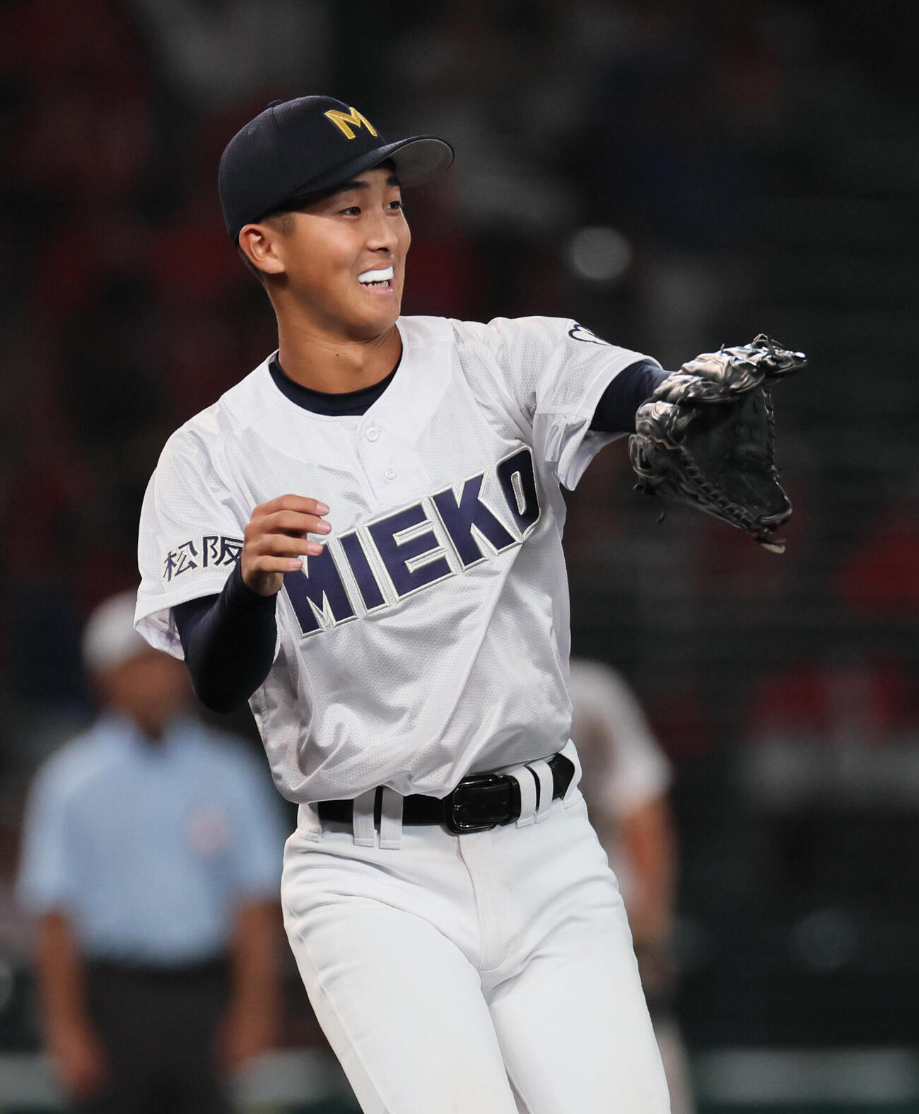 松商学園対三重　笑顔を見せる三重2番手の船橋昊（撮影・宮崎幸一）