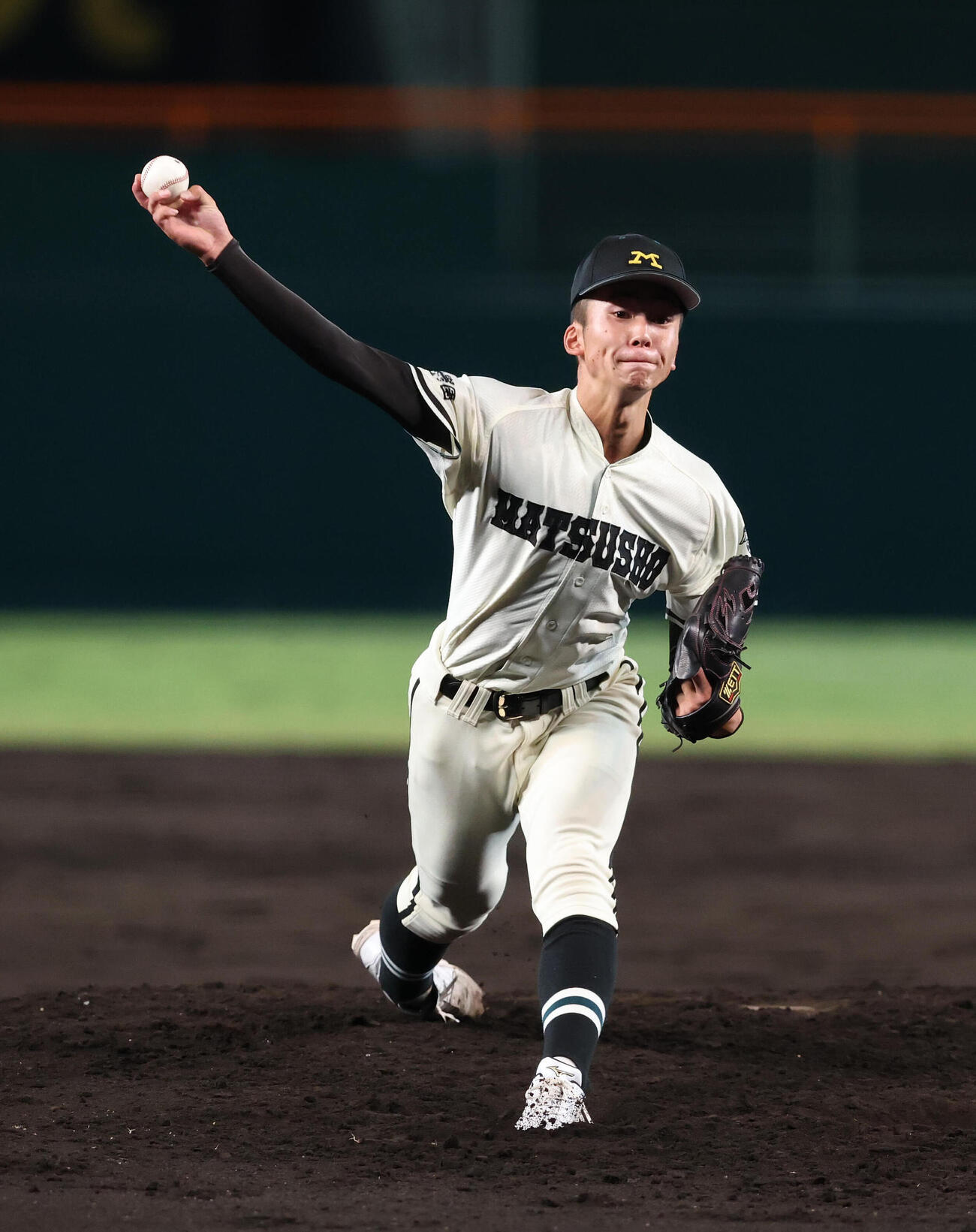 松商学園対三重　三重戦に先発する松商学園・竹内篤希（撮影・白石智彦）
