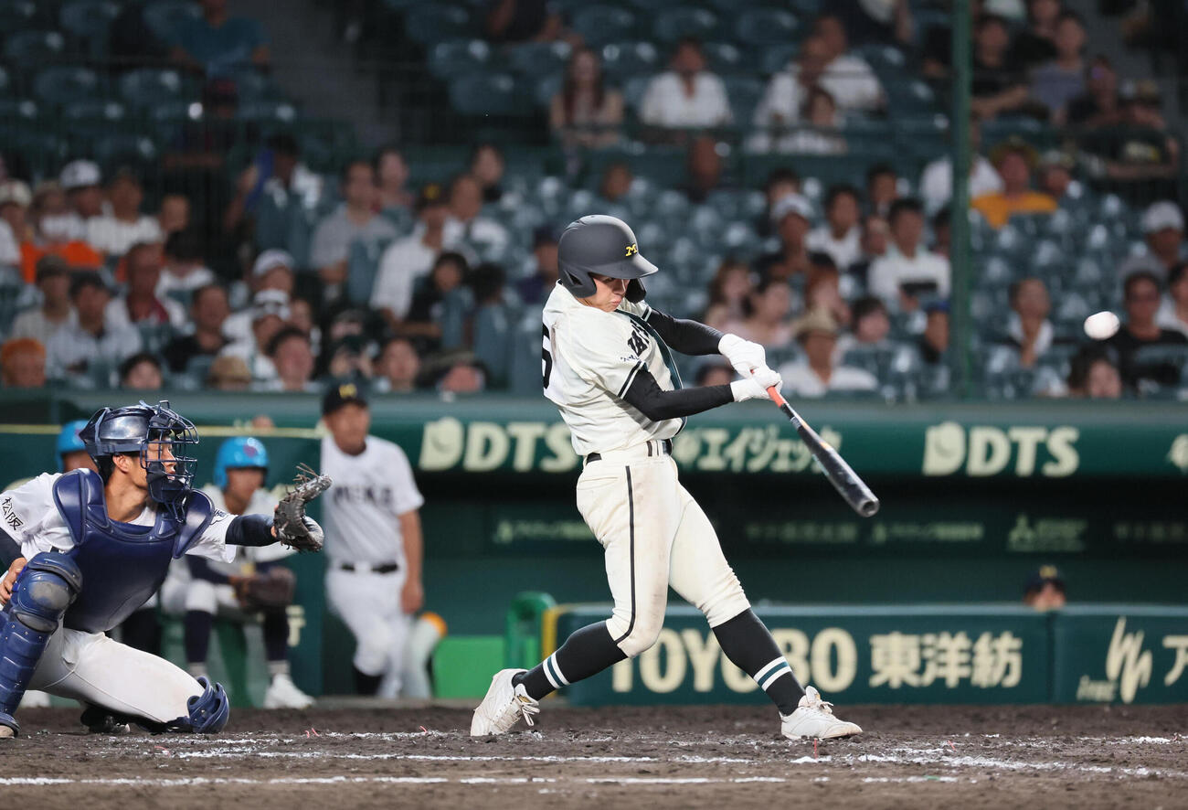 松商学園対三重　8回表松商学園2死三塁、清水陽真は適時三塁打を放つ（撮影・宮崎幸一）