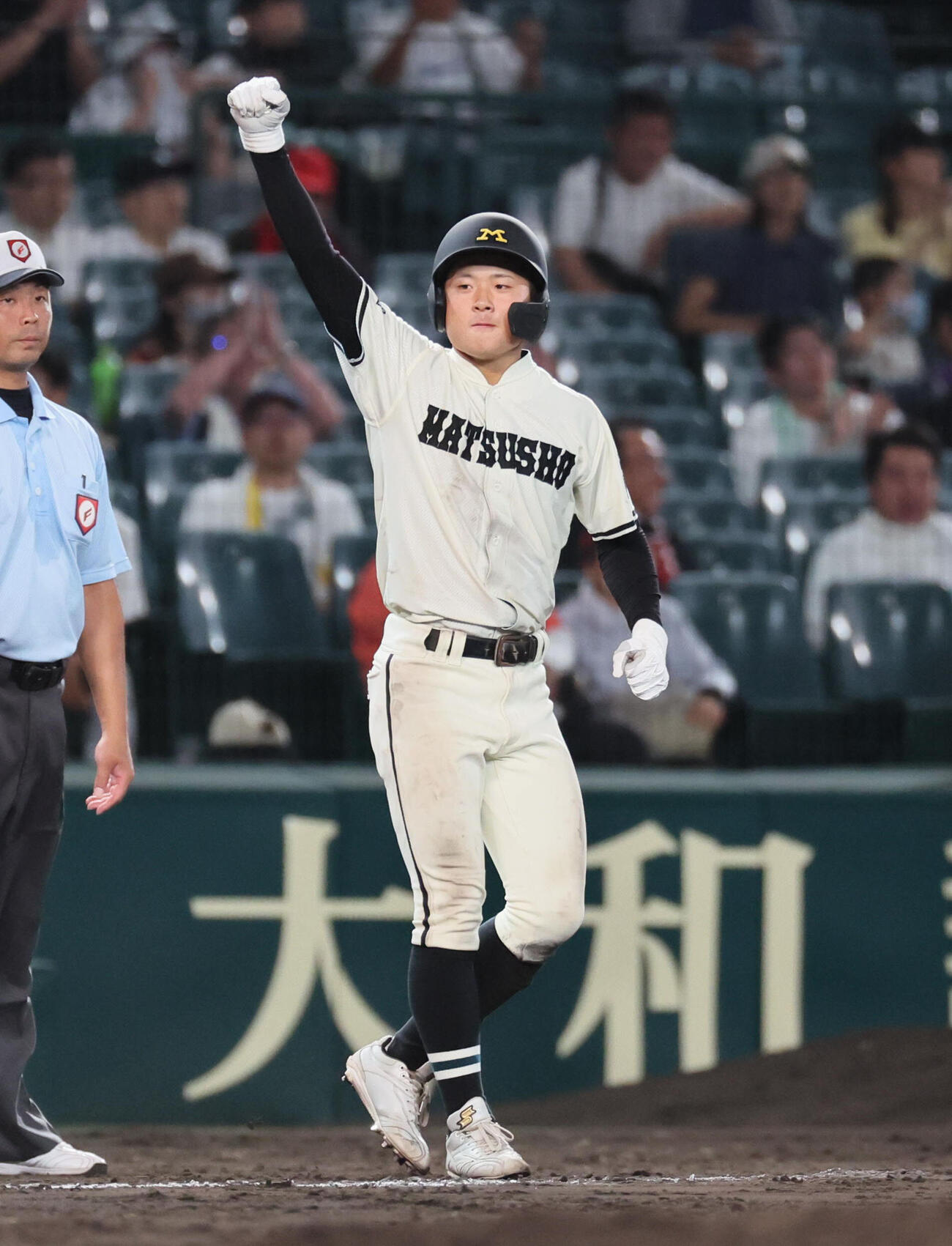松商学園対三重　8回表松商学園2死三塁、清水陽真は適時三塁打を放ちガッツポーズ（撮影・宮崎幸一）