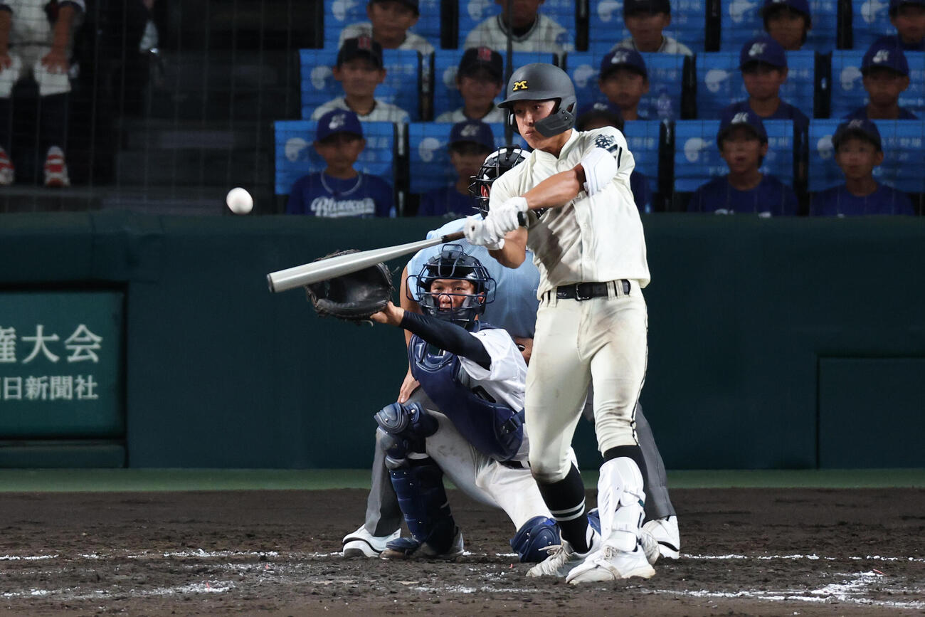 松商学園－三重　九回表松商学園2死二、三塁、山口は2点適時三塁打を放つ。捕手大西