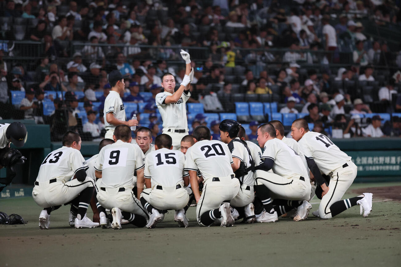 松商学園対三重　1回裏三重攻撃終了、円陣を組む松商学園ナイン（撮影・宮崎幸一）