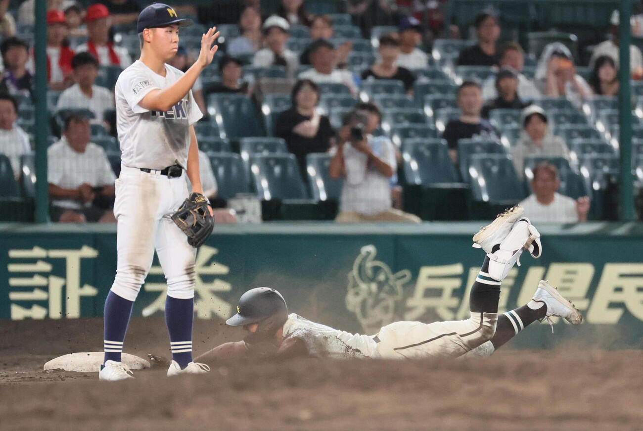 松商学園対三重　9回表三重2死二、三塁、山口史晃は2点適時三塁打を放ち滑り込む（撮影・宮崎幸一）