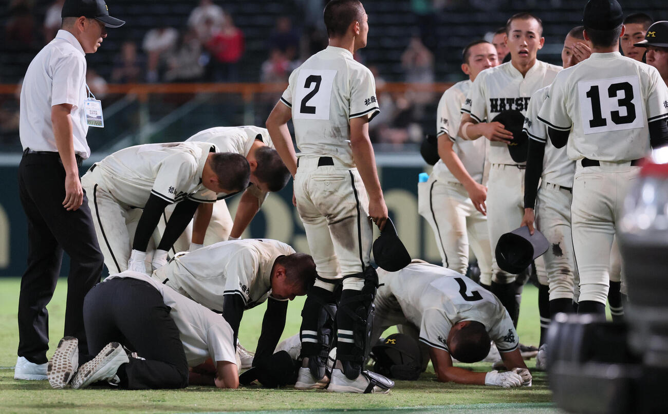 松商学園対三重　敗れて泣き崩れる松商学園・山口史晃（撮影・宮崎幸一）