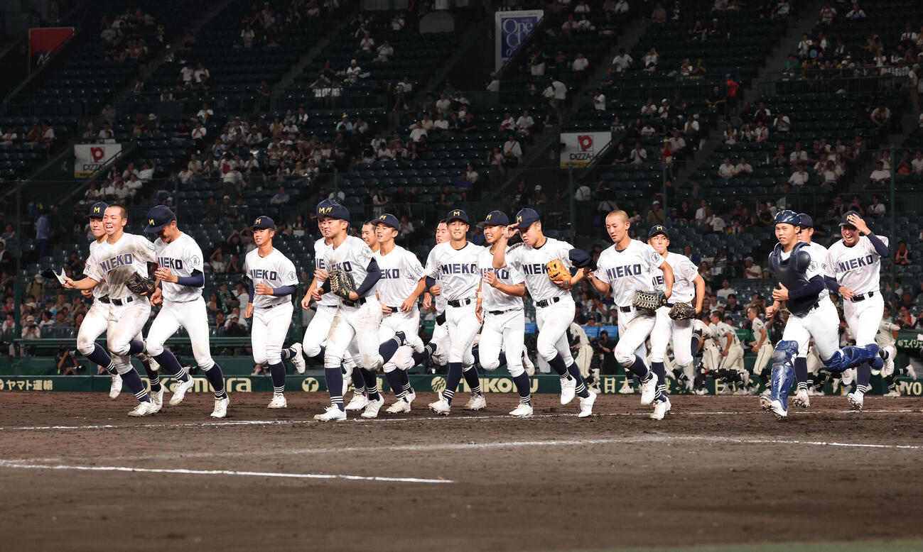 松商学園対三重　松商学園に勝利し笑顔で駆け出す三重ナイン（撮影・白石智彦）