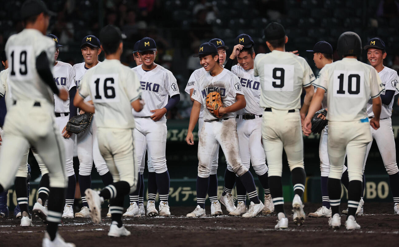 松商学園対三重　勝利を祝う三重ナイン（撮影・宮崎幸一）