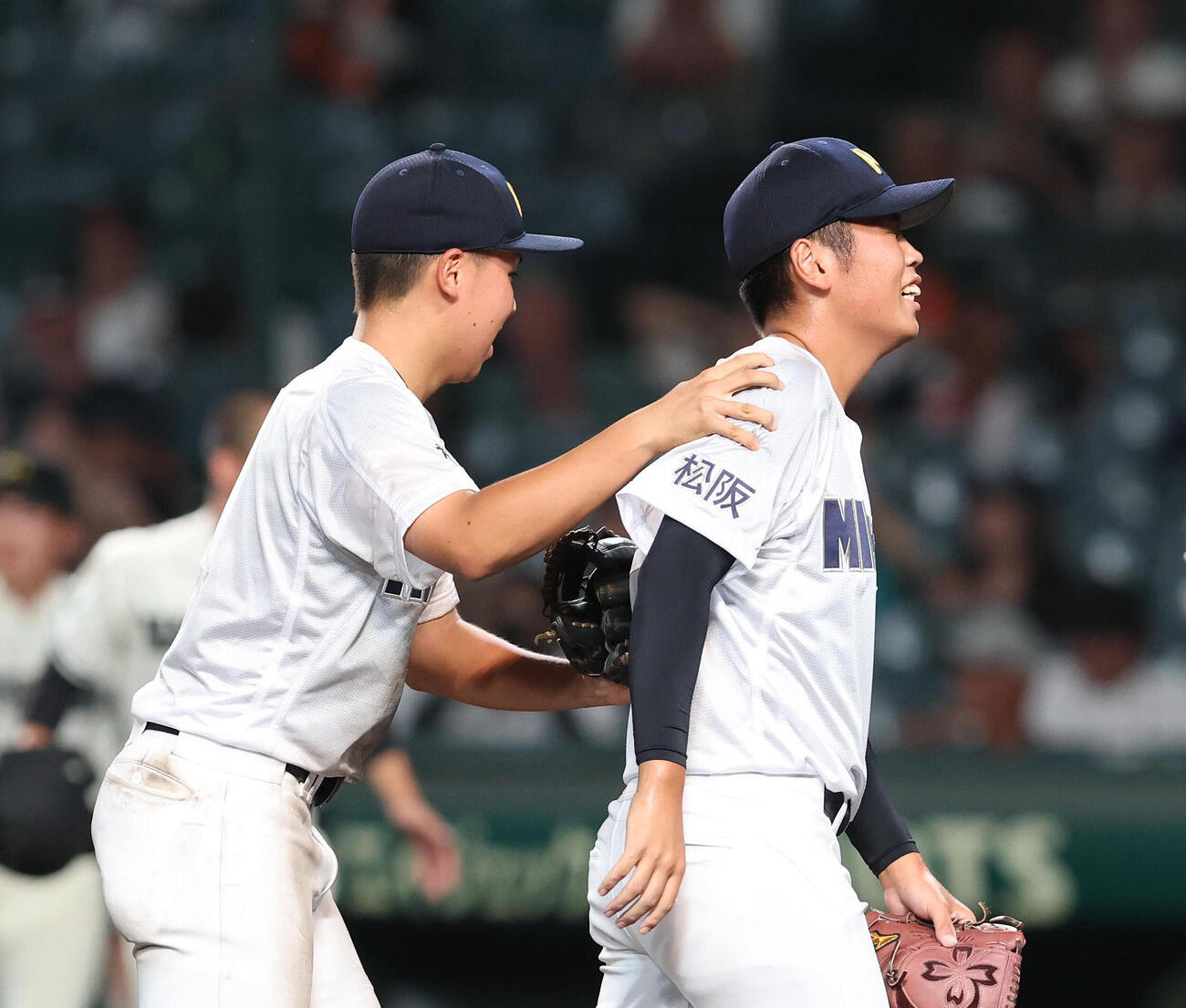 松商学園対三重　松商学園に勝利し吉井海翔（右）をねぎらう立松宗馬（撮影・白石智彦）