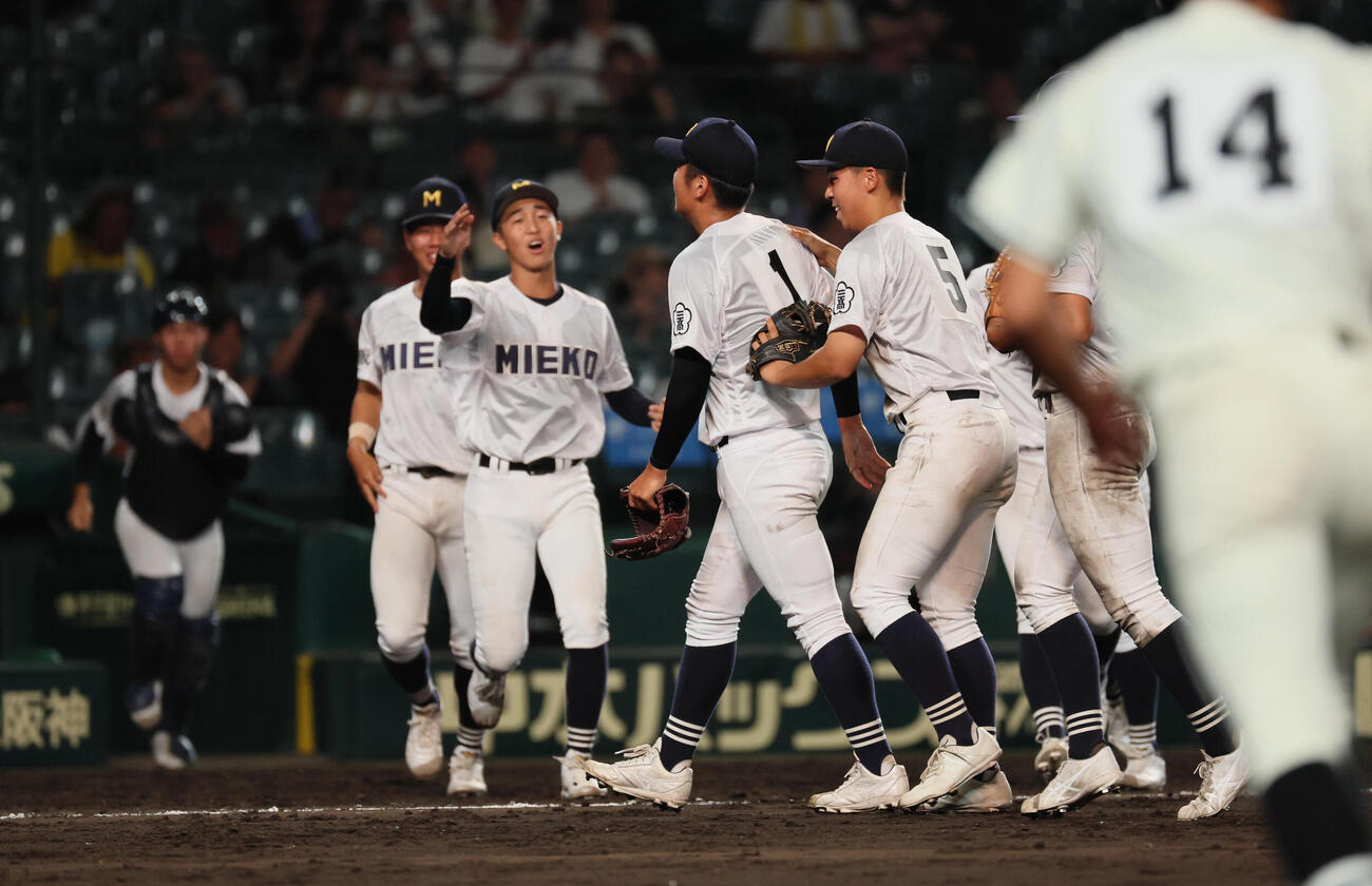 松商学園対三重　勝利を祝う三重ナイン（撮影・宮崎幸一）