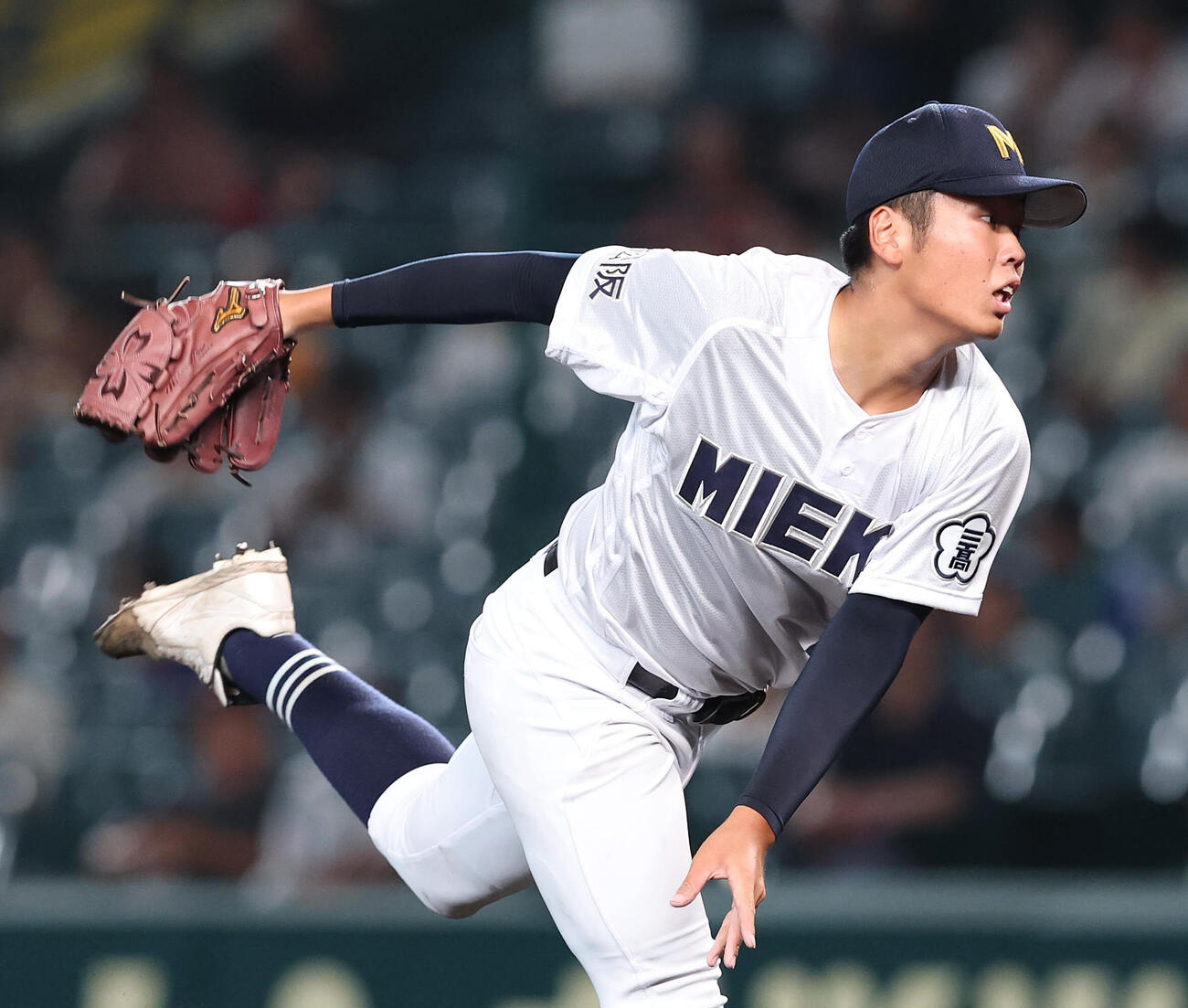 松商学園対三重　松商学園戦に3番手で力投する三重・吉井海翔（撮影・白石智彦）