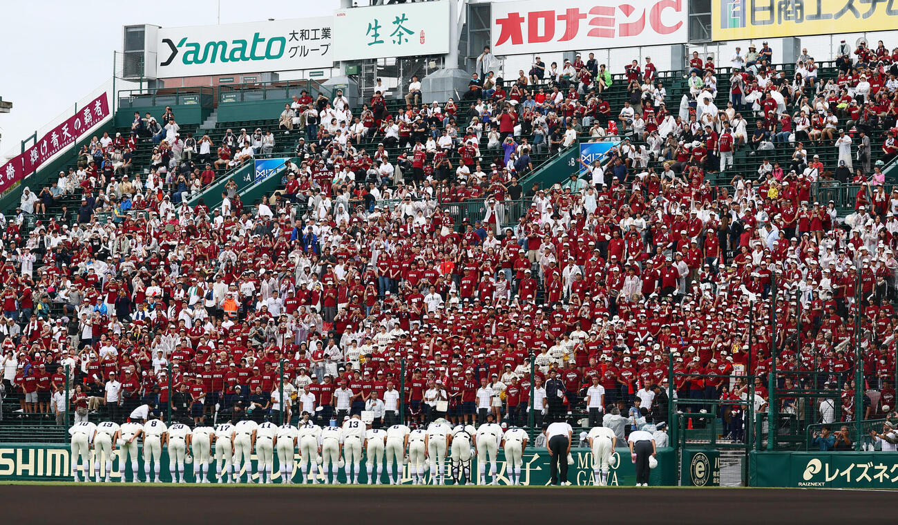 拓大紅陵対佐賀商　応援団にあいさつする拓大紅陵ナイン（撮影・加藤哉）