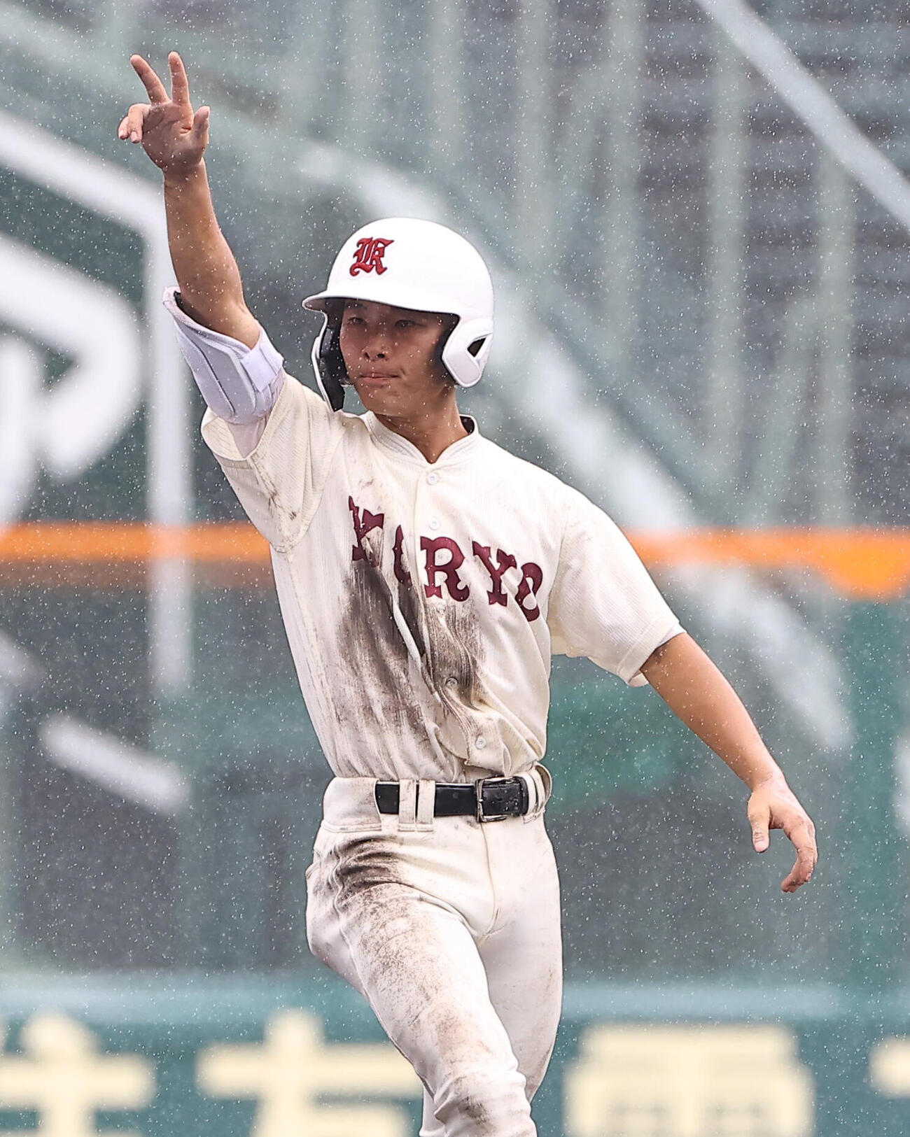 拓大紅陵対佐賀商　4回表拓大紅陵1死一、二塁、拓大紅陵・阪本幹太は先制適時二塁打を放つ（撮影・上田博志）